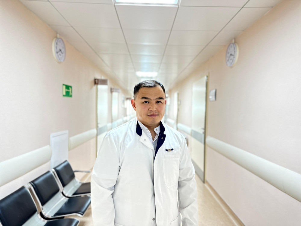 Юбка астындағы баспалдақтағы фотосуреттер